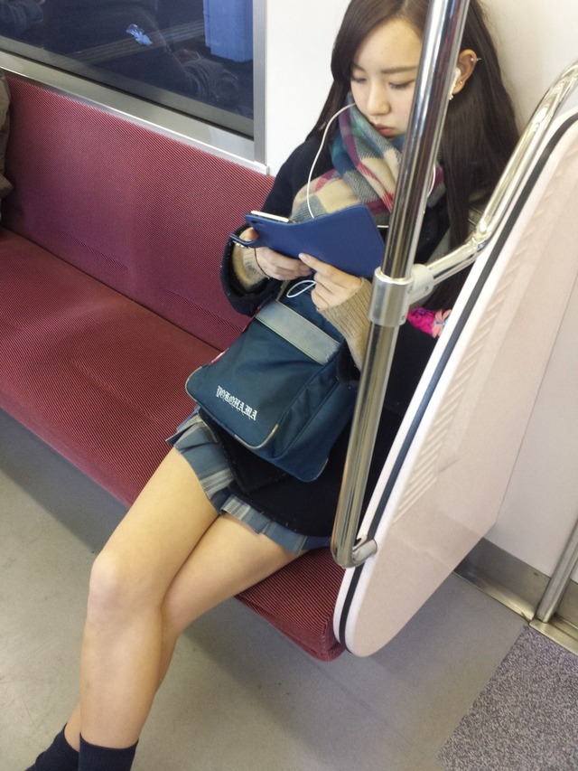 電車内で見るJK太ももが壮観-153