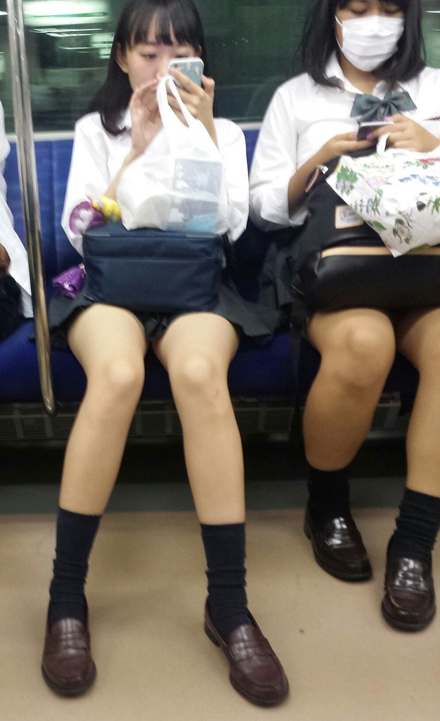 電車内で見るJK太ももが壮観-137