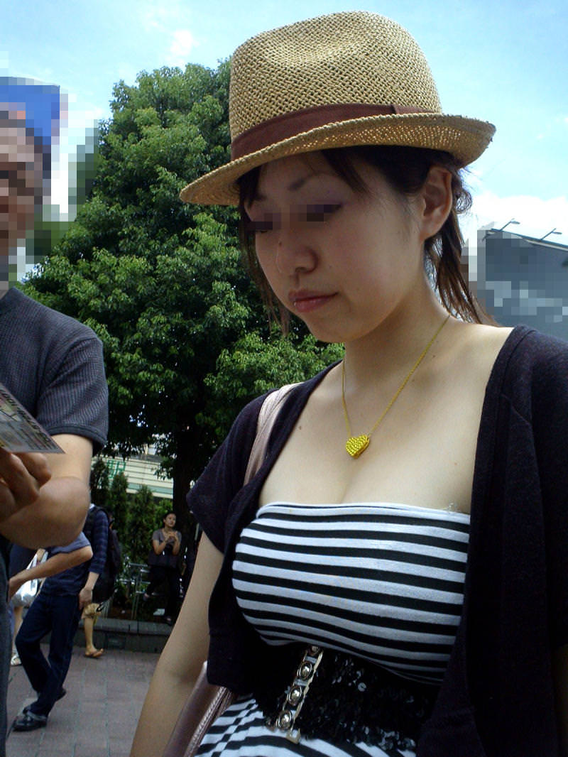 洋服の膨らみが魅力的な着衣巨乳おっぱいの街撮り素人エロ画像-035