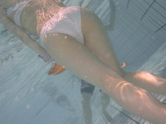 プールの中の水着の素人エロ画像