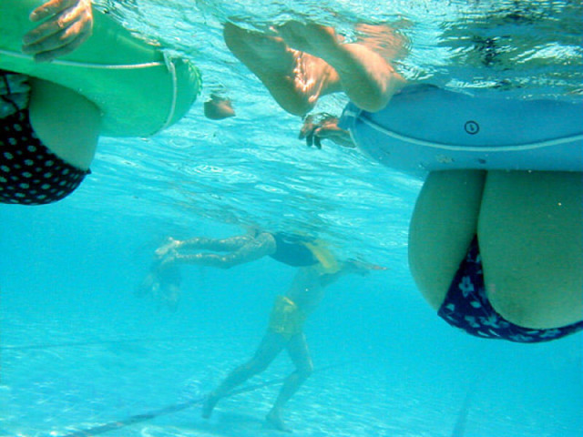 プールの中の水着の素人エロ画像