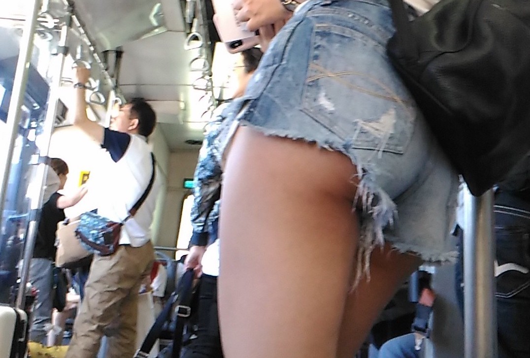 <span class="title">【素人エロ画像】電車で座ってる女子の太ももやパンチラを激写ｗ尻チラまで見れるとは思わなかったｗ</span>