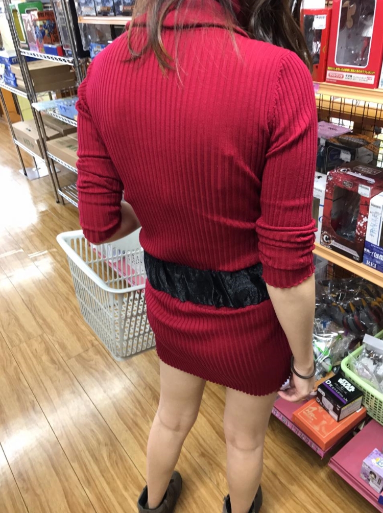 買い物中のエッチなお姉さんの素人エロ画像-007