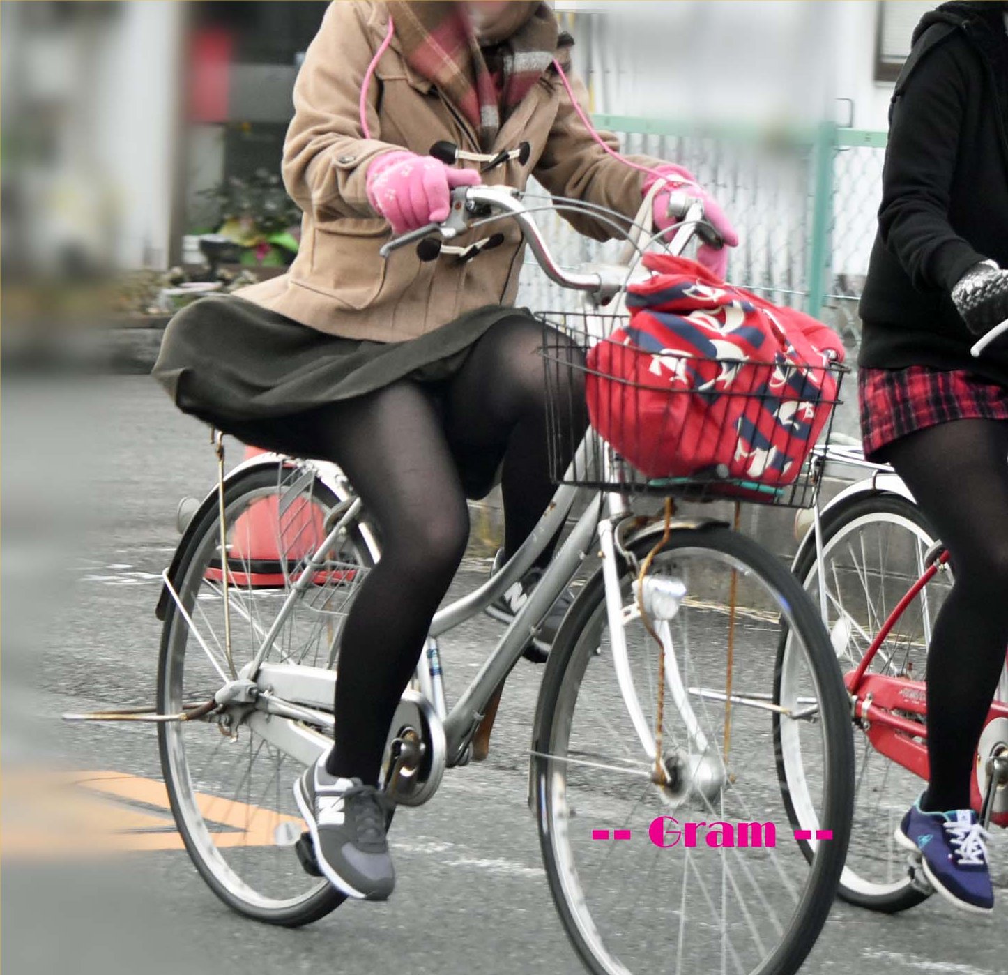下半身がセクシーな自転車女子の素人エロ画像-074