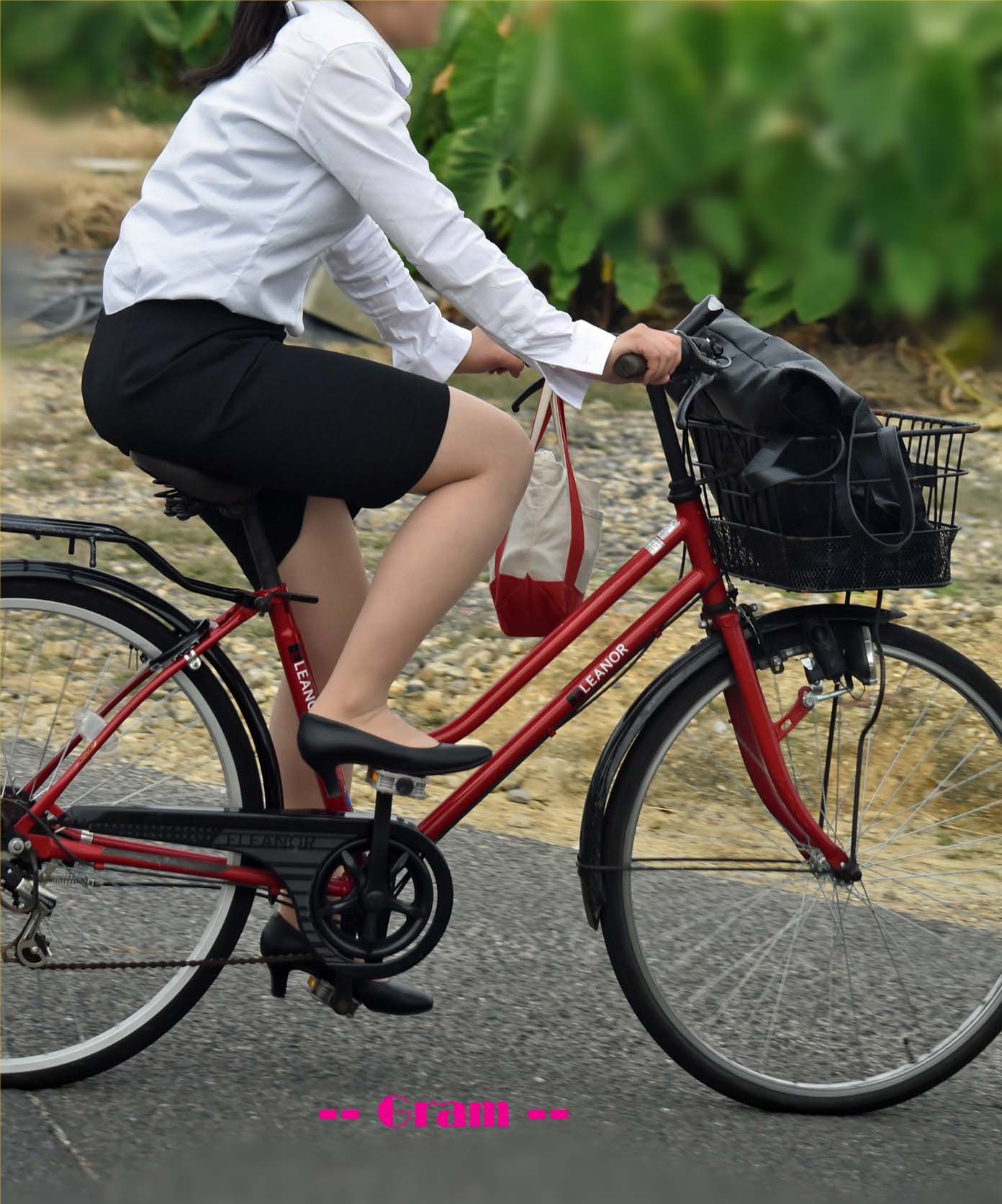 下半身がセクシーな自転車女子の素人エロ画像-047