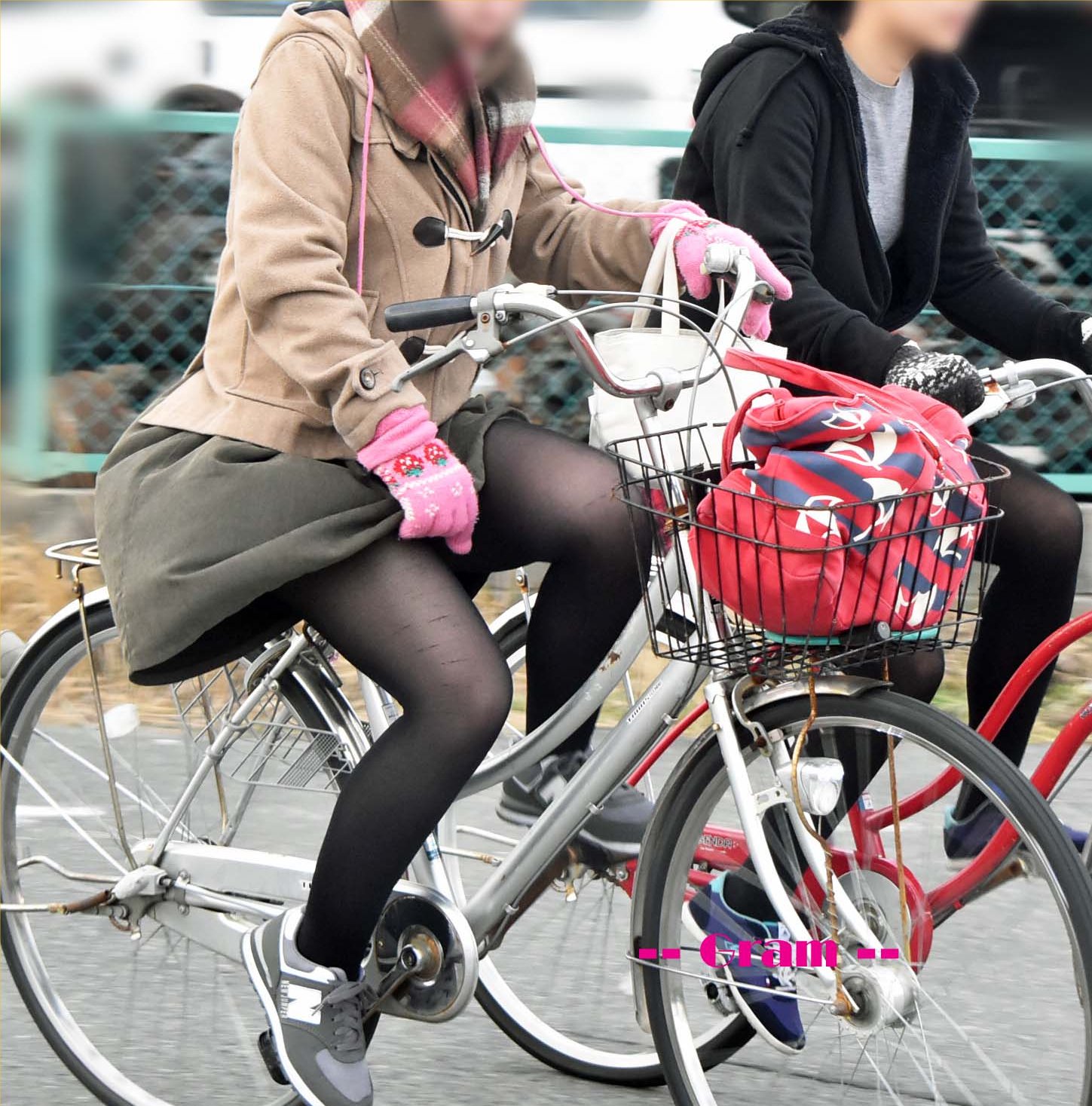 下半身がセクシーな自転車女子の素人エロ画像-077