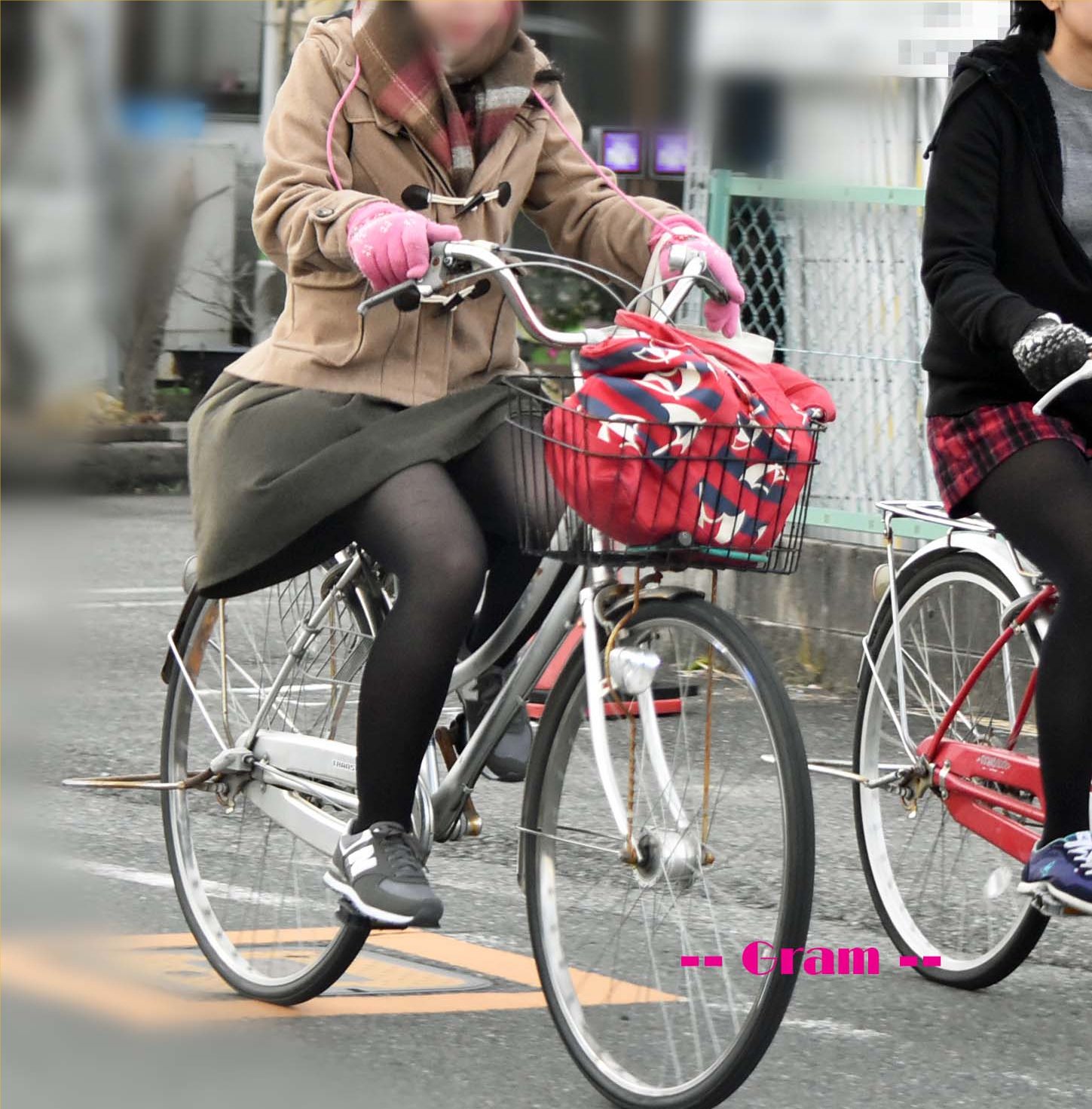 下半身がセクシーな自転車女子の素人エロ画像-073