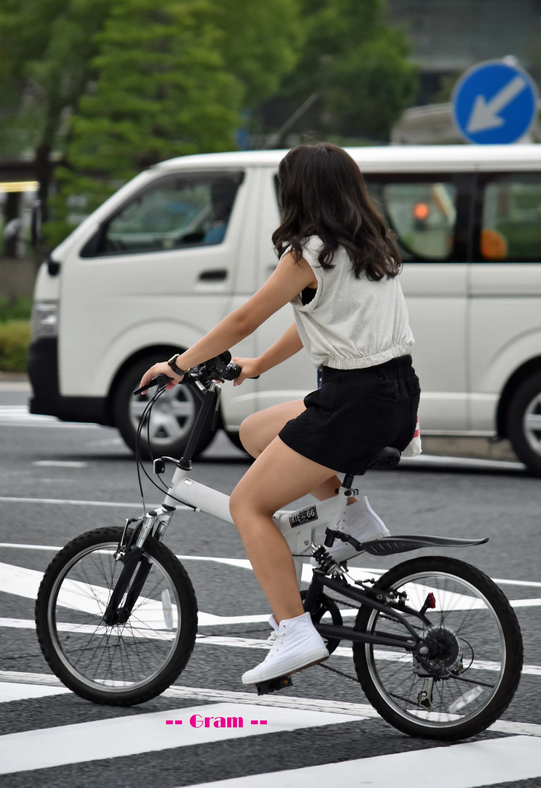 下半身がセクシーな自転車女子の素人エロ画像-100