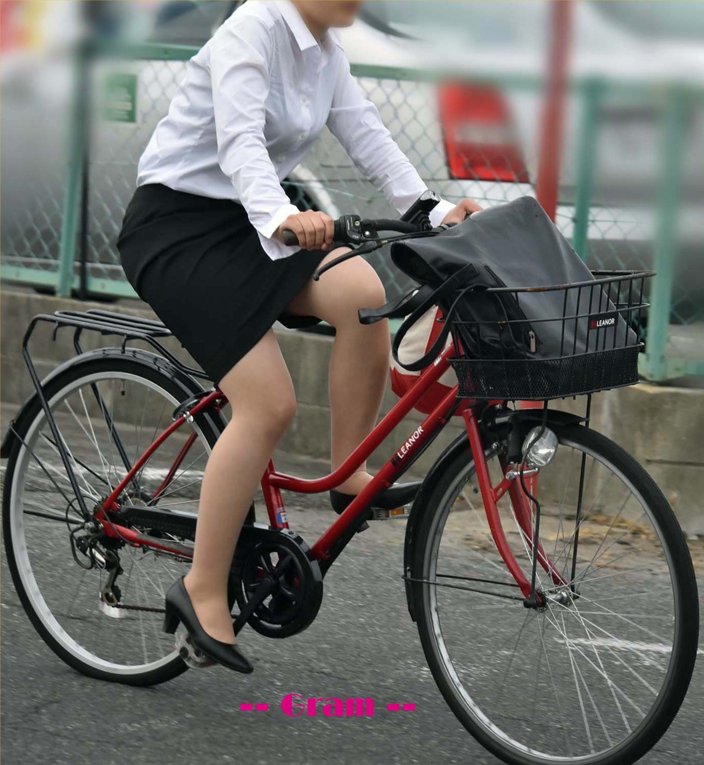 下半身がセクシーな自転車女子の素人エロ画像-059