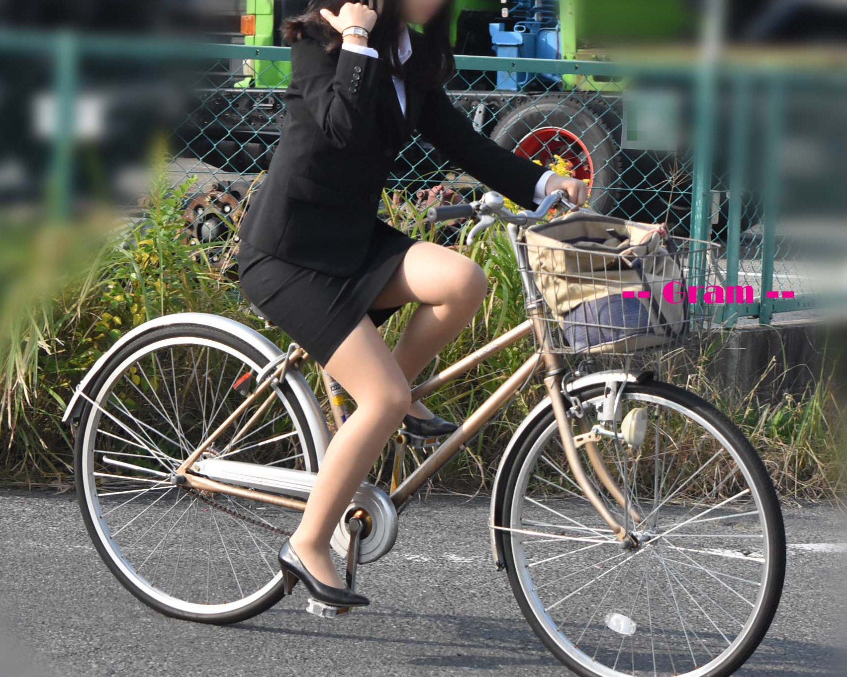 下半身がセクシーな自転車女子の素人エロ画像-012