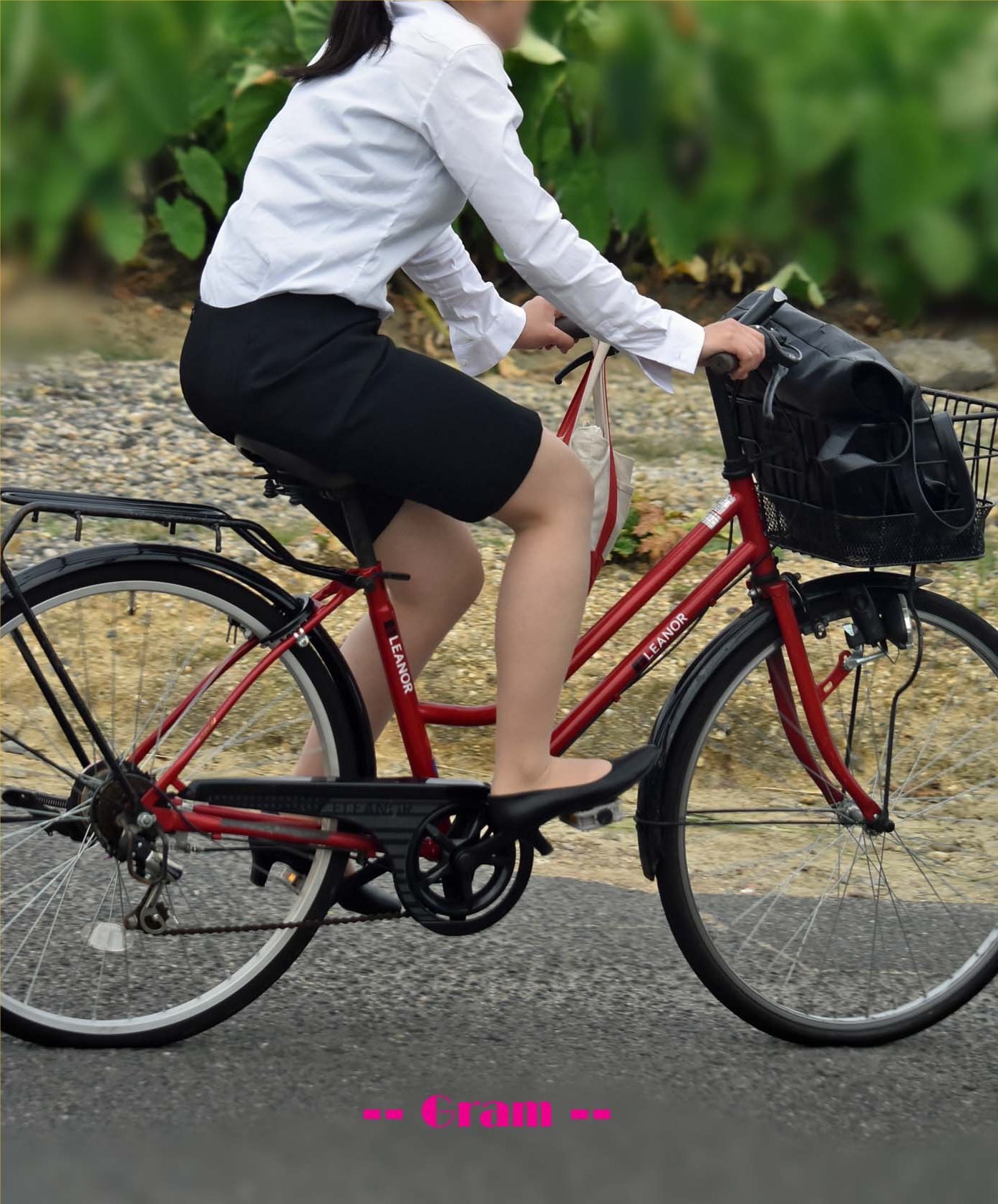 下半身がセクシーな自転車女子の素人エロ画像-048