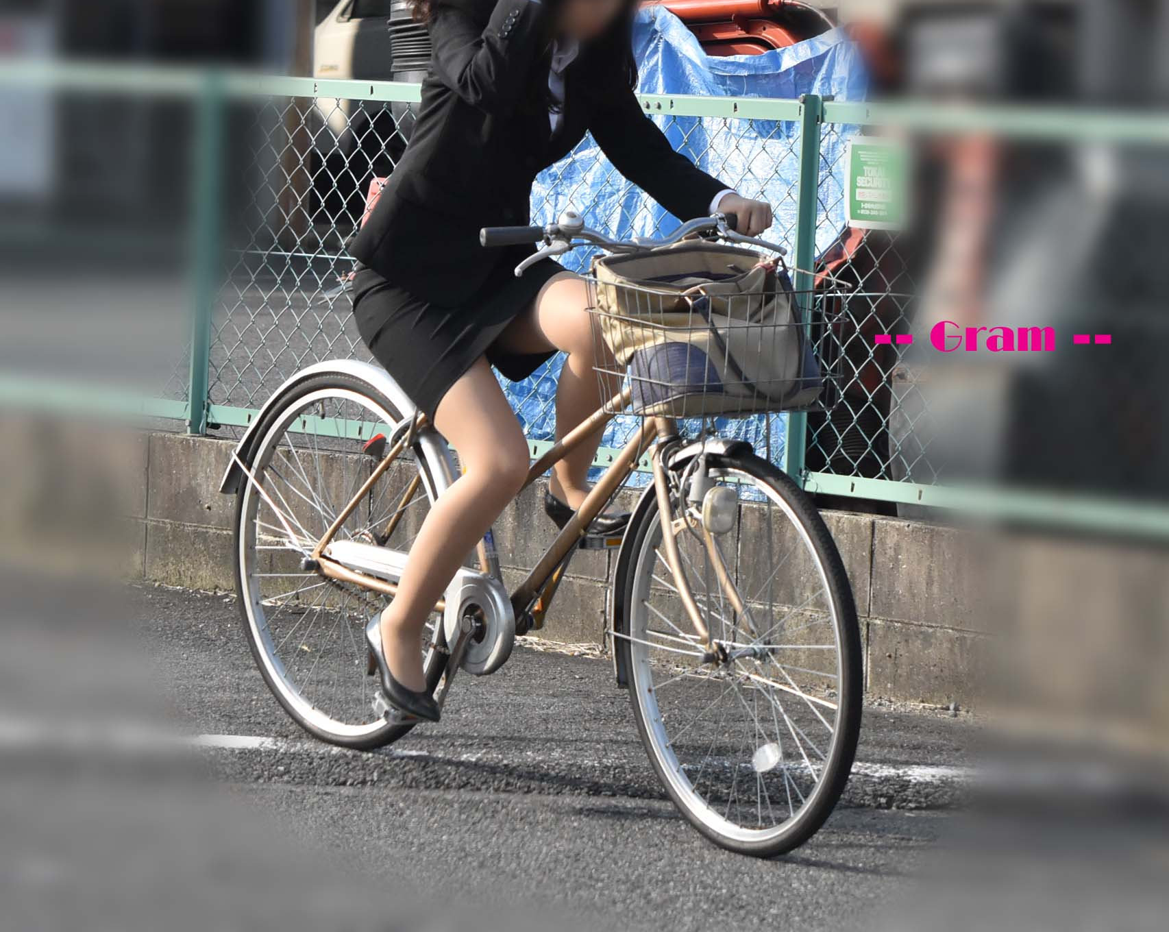 下半身がセクシーな自転車女子の素人エロ画像-010