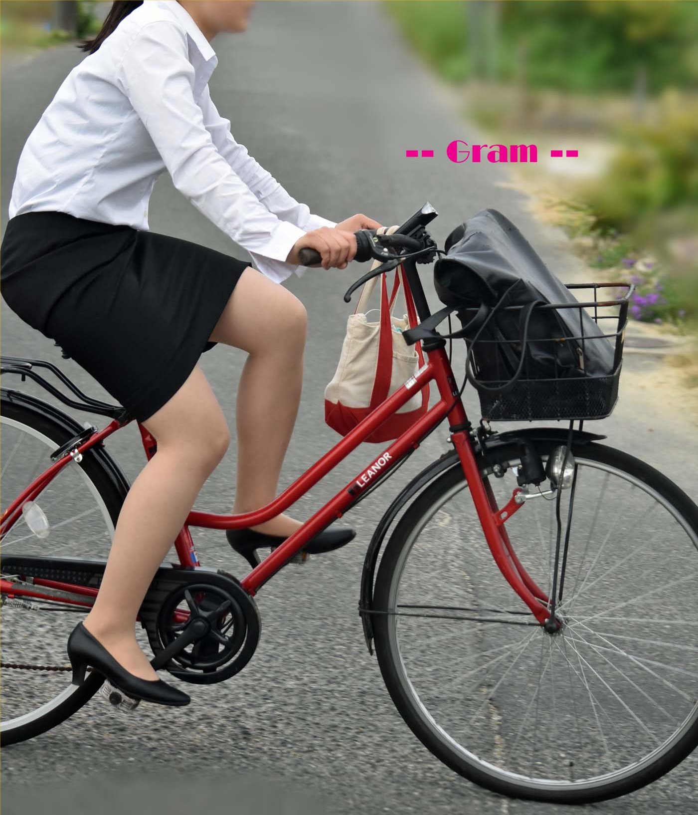 下半身がセクシーな自転車女子の素人エロ画像-046
