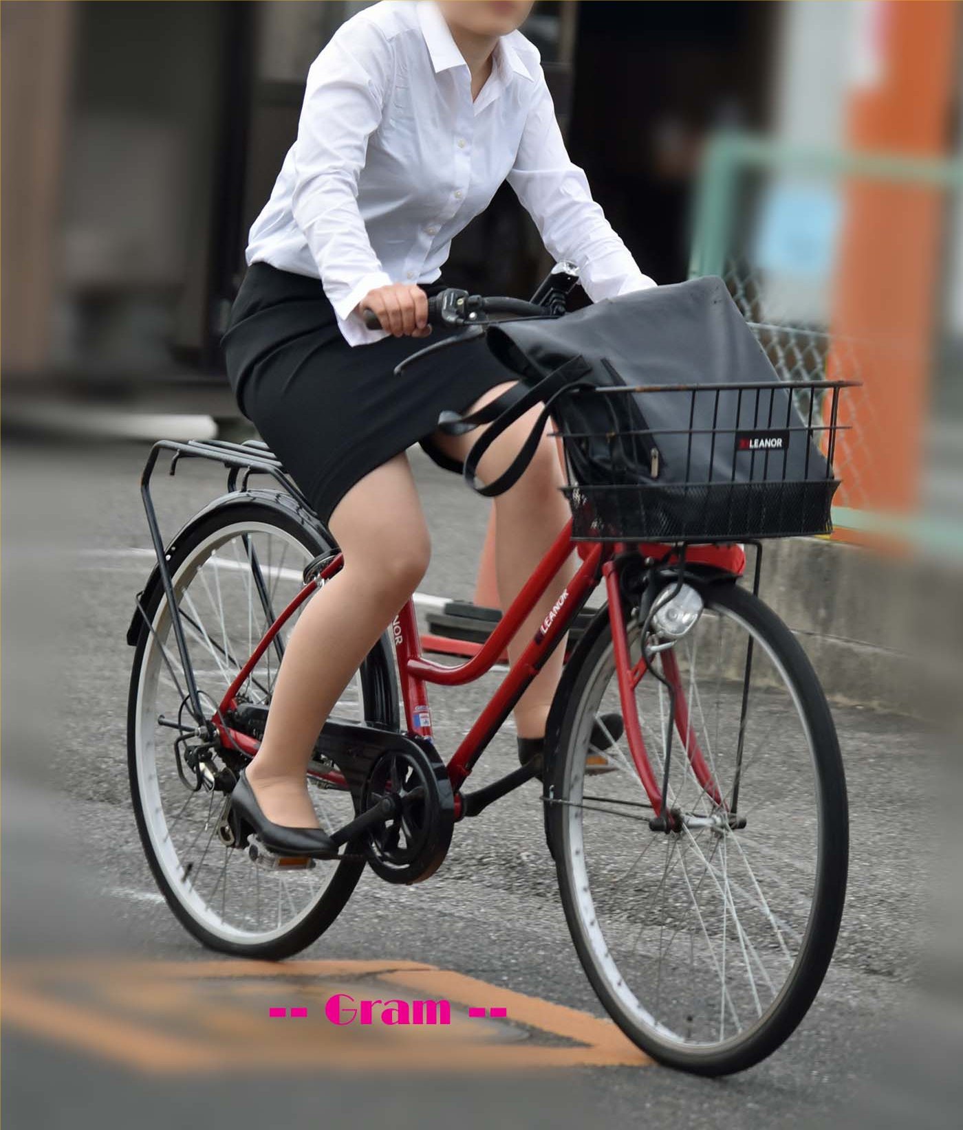 下半身がセクシーな自転車女子の素人エロ画像-043