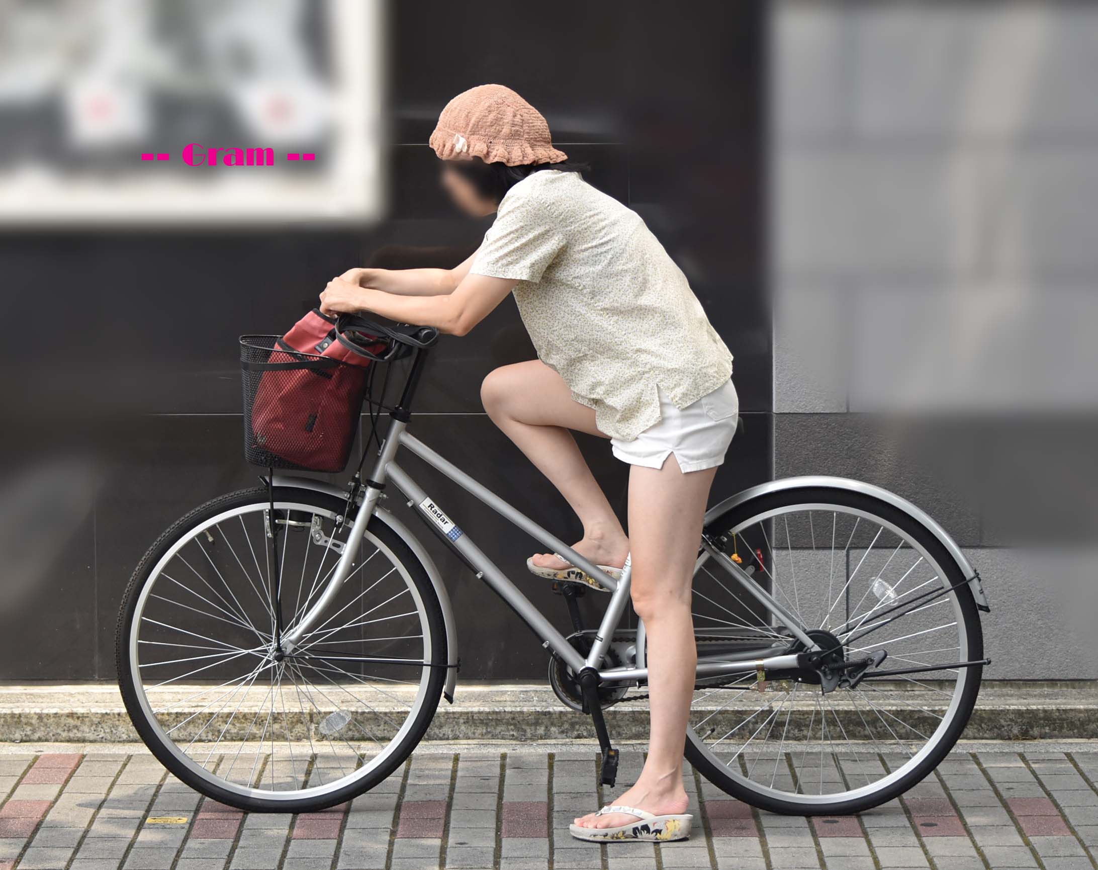 下半身がセクシーな自転車女子の素人エロ画像-031