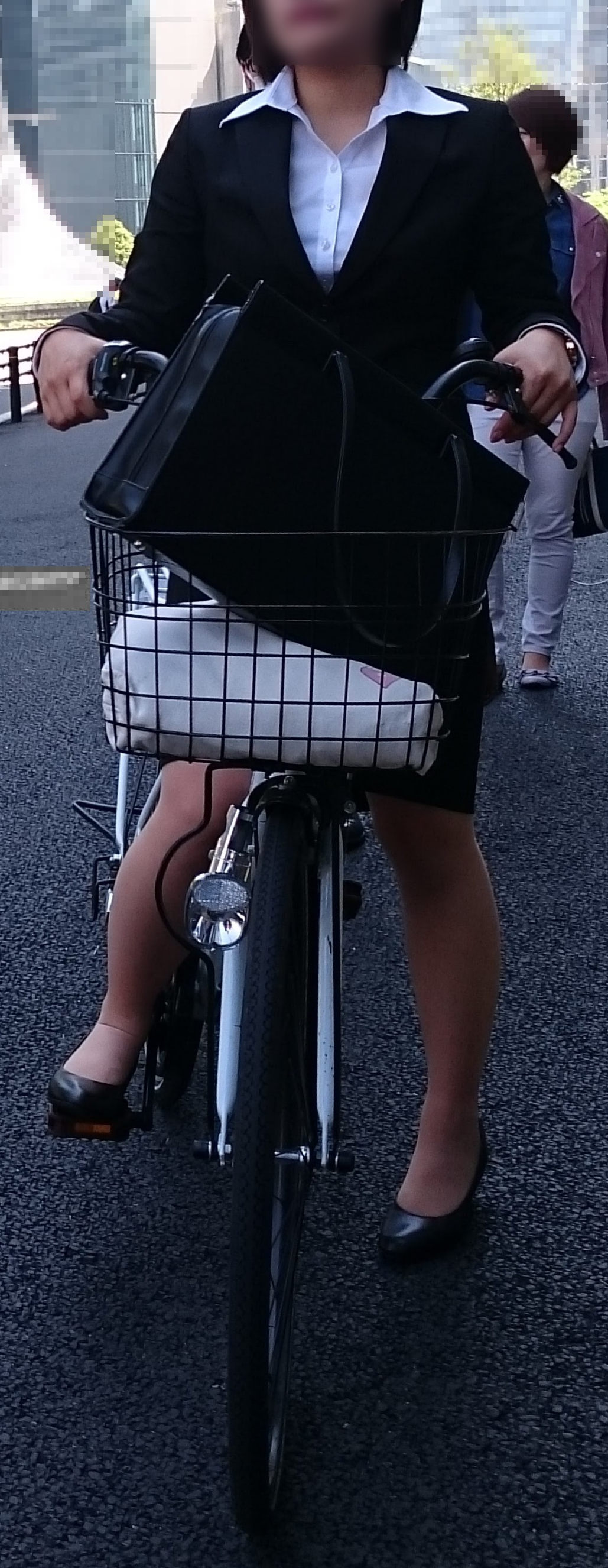 下半身がセクシーな自転車女子の素人エロ画像-049