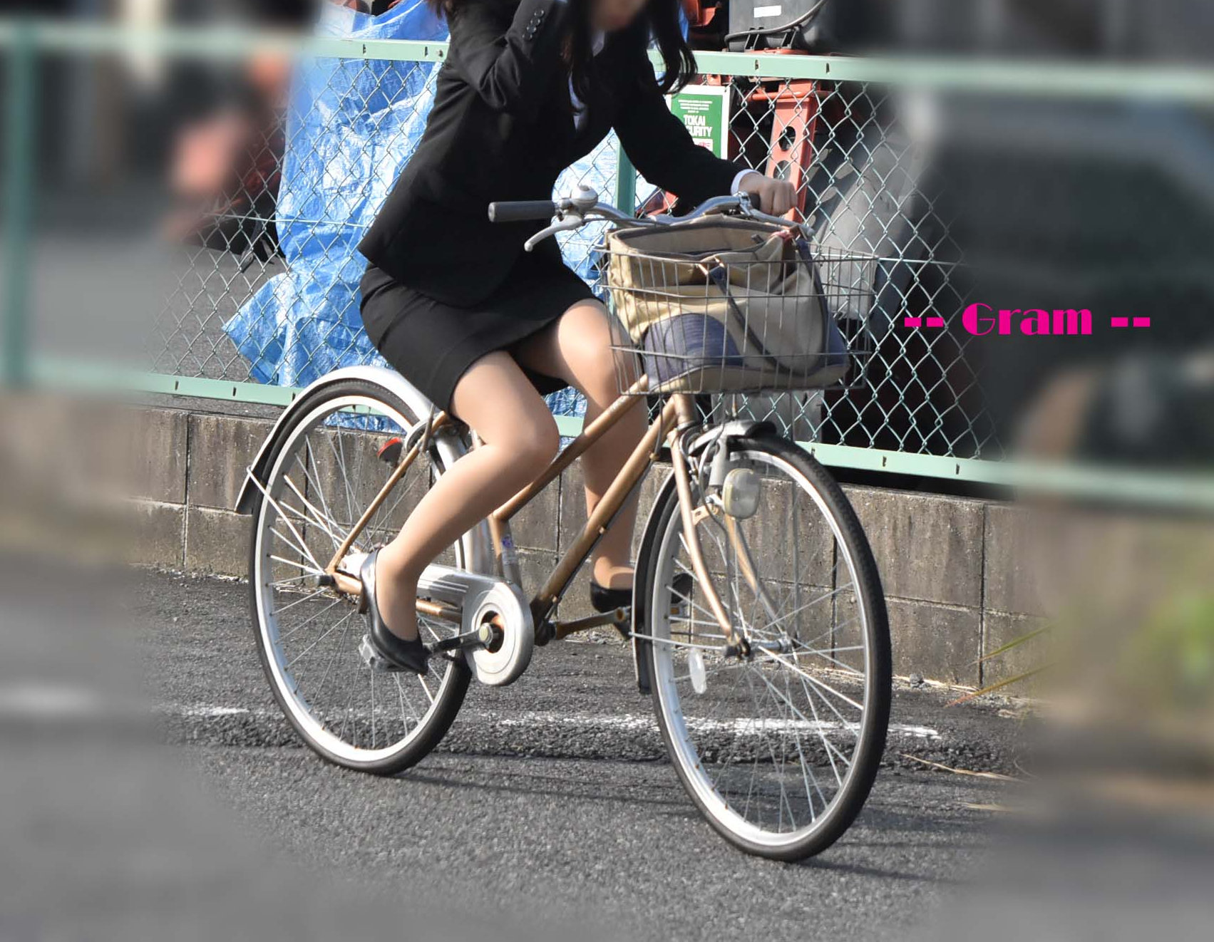 下半身がセクシーな自転車女子の素人エロ画像-011