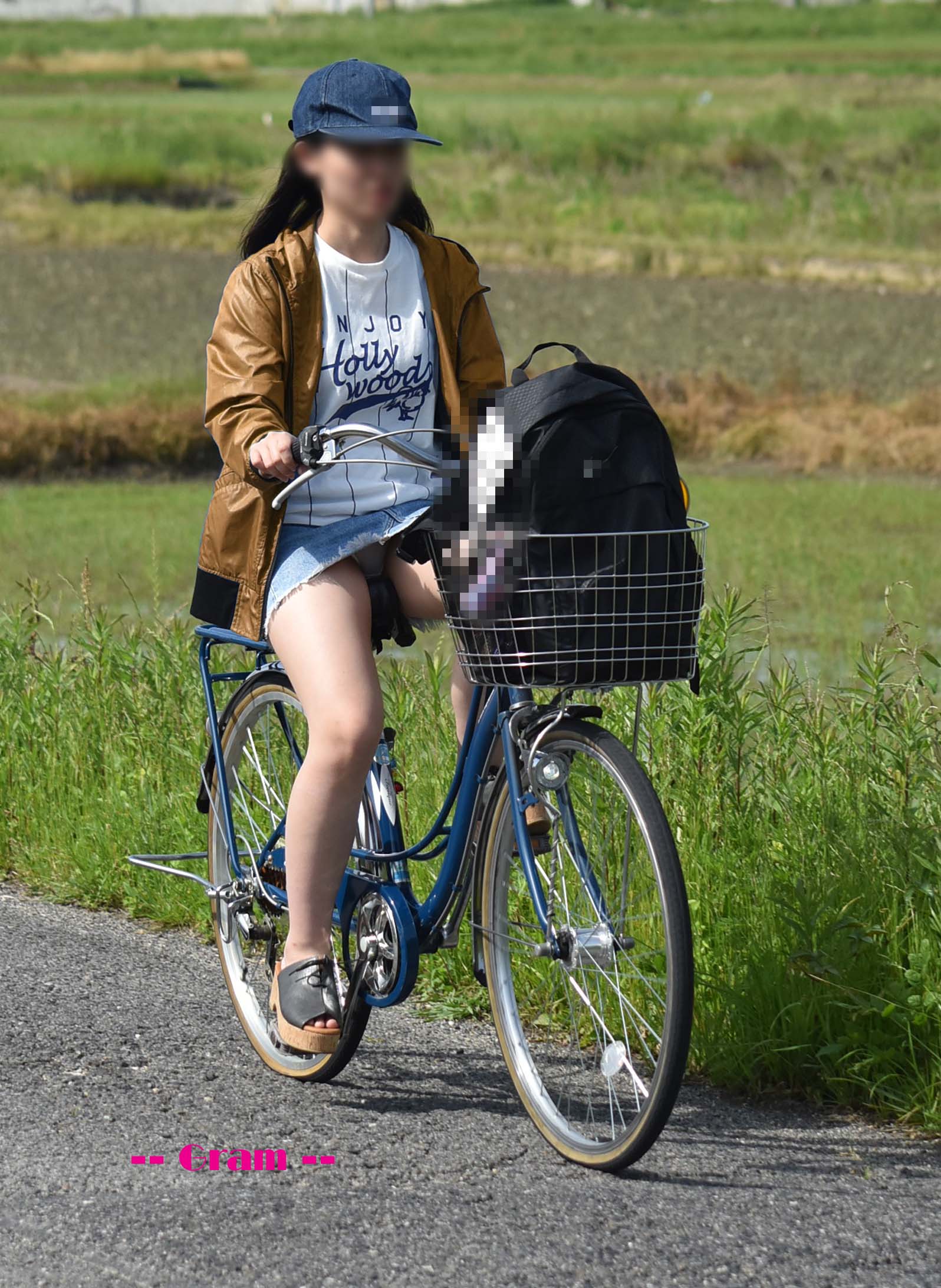 下半身がセクシーな自転車女子の素人エロ画像-092