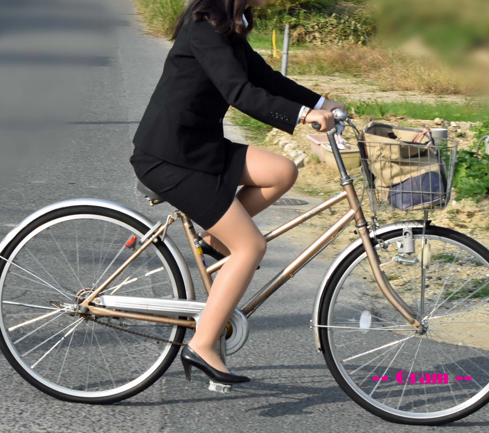 下半身がセクシーな自転車女子の素人エロ画像-013