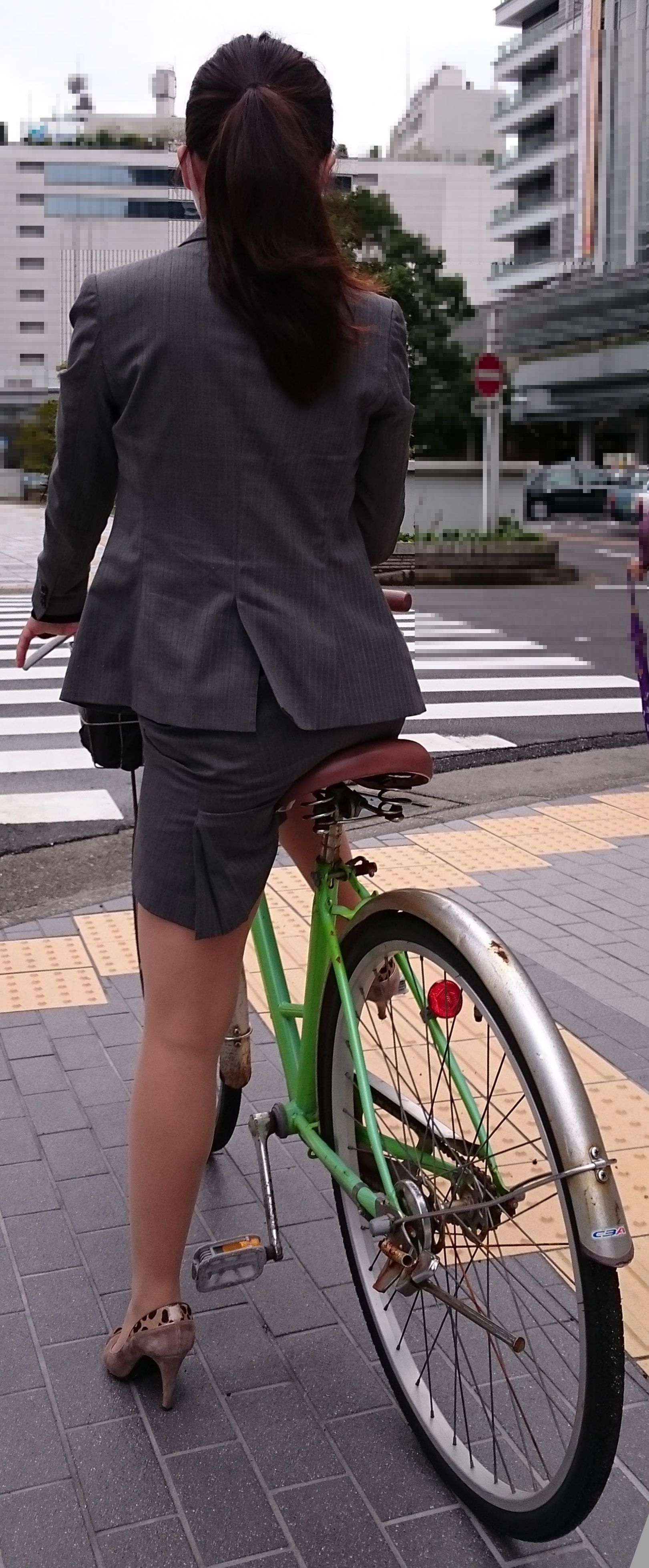 下半身がセクシーな自転車女子の素人エロ画像-002