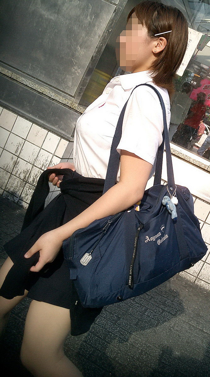 女子高生の着衣巨乳を街撮りした素人エロ画像-069