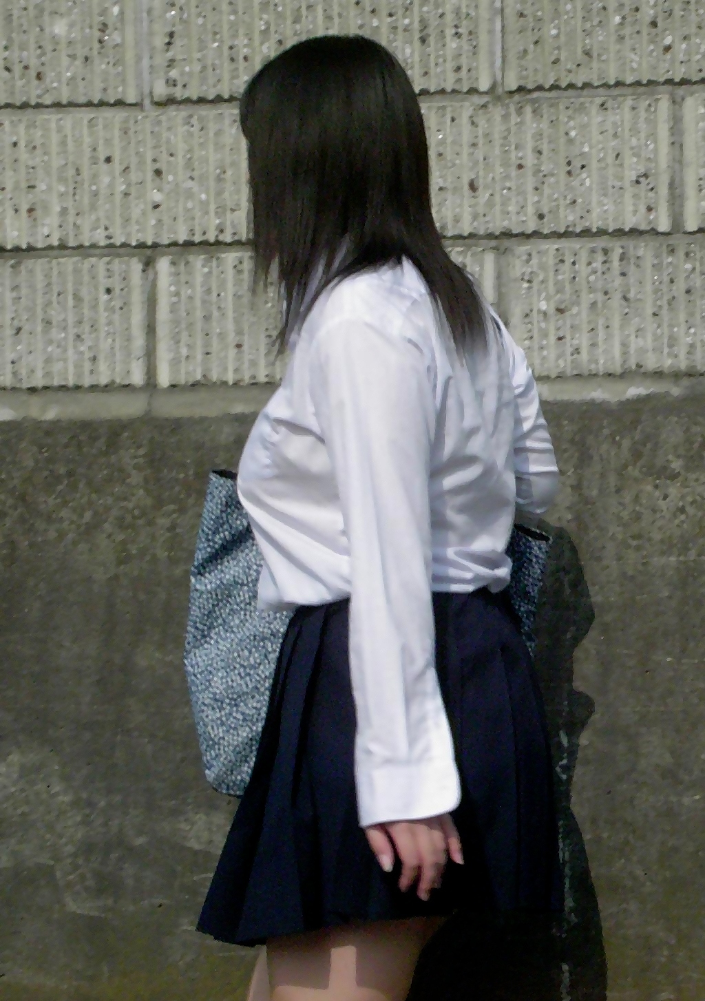 女子高生の着衣巨乳を街撮りした素人エロ画像-077