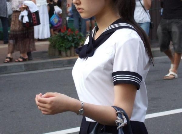 女子高生の着衣巨乳を街撮りした素人エロ画像-063