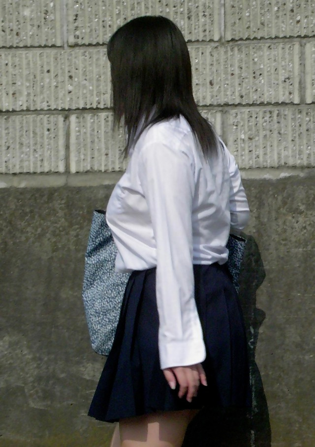 女子高生の着衣巨乳を街撮りした素人エロ画像-059