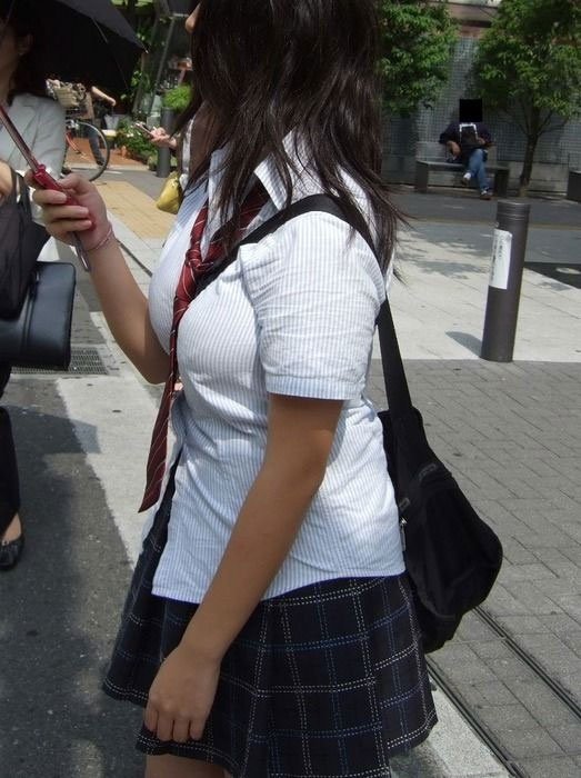 女子高生の着衣巨乳を街撮りした素人エロ画像-115