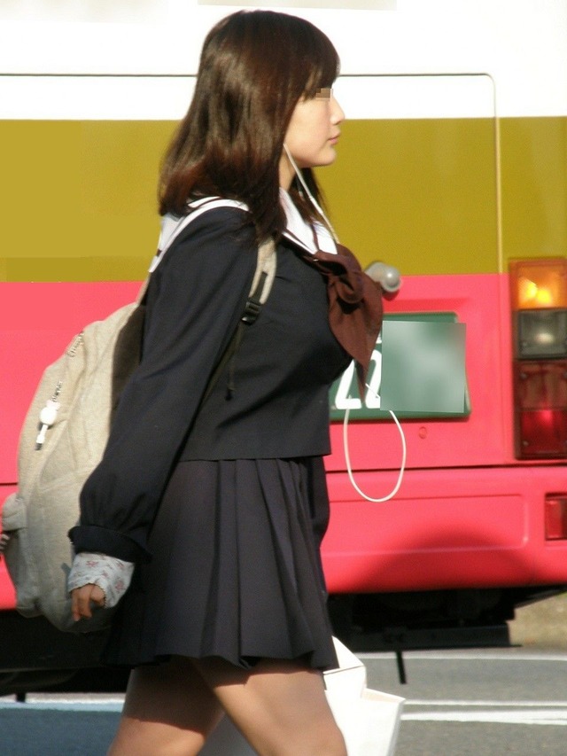 女子高生の着衣巨乳を街撮りした素人エロ画像-151