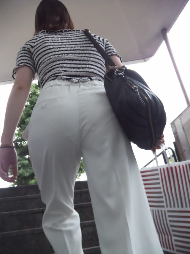白いパンツやスカートのお尻を街撮りした素人エロ画像-003