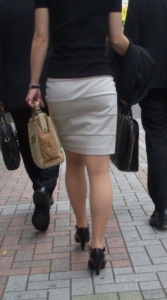 白いパンツやスカートのお尻を街撮りした素人エロ画像-044