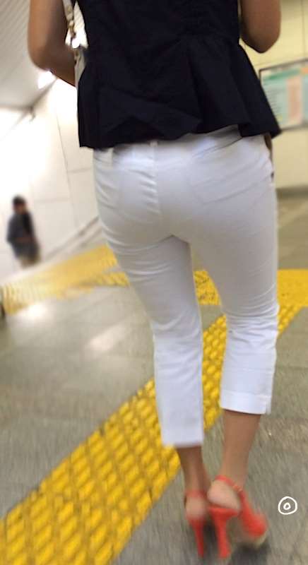 白いパンツやスカートのお尻を街撮りした素人エロ画像-110