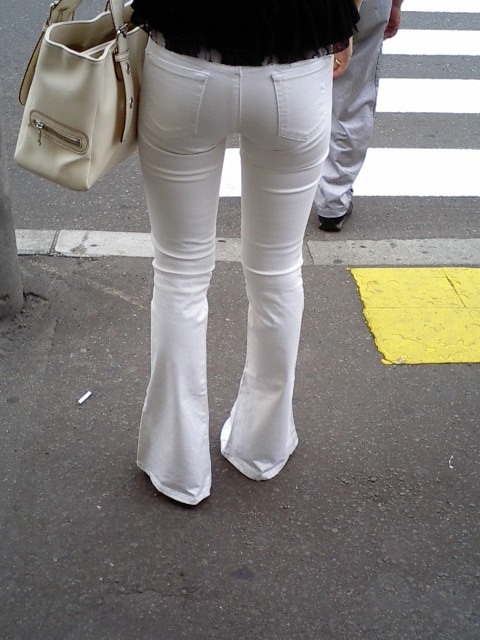 白いパンツやスカートのお尻を街撮りした素人エロ画像-038