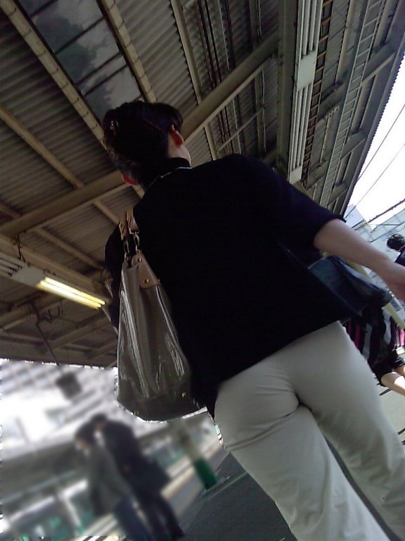 白いパンツやスカートのお尻を街撮りした素人エロ画像-021