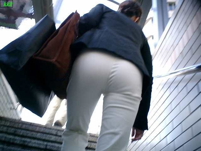 白いパンツやスカートのお尻を街撮りした素人エロ画像-084