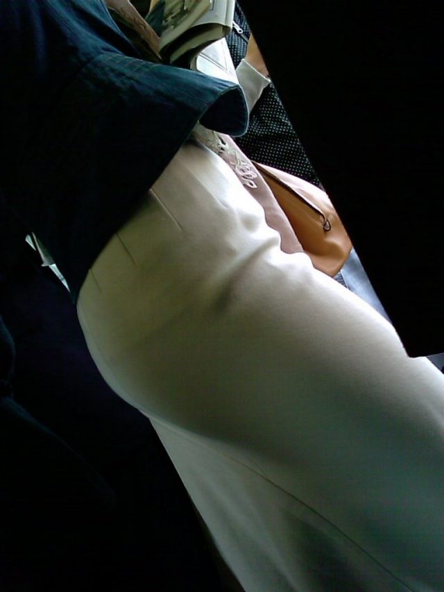 白いパンツやスカートのお尻を街撮りした素人エロ画像-009