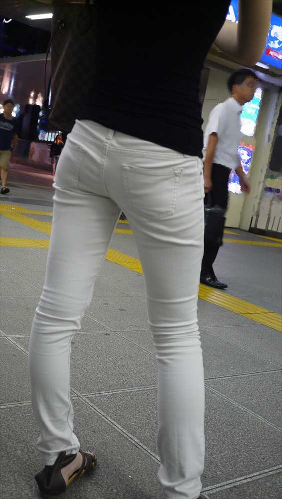 白いパンツやスカートのお尻を街撮りした素人エロ画像-116