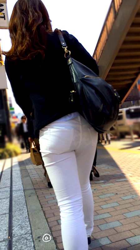 白いパンツやスカートのお尻を街撮りした素人エロ画像-052