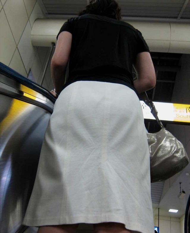 白いパンツやスカートのお尻を街撮りした素人エロ画像-119