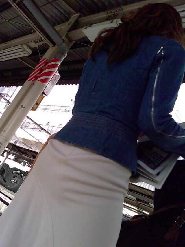 白いパンツやスカートのお尻を街撮りした素人エロ画像-006