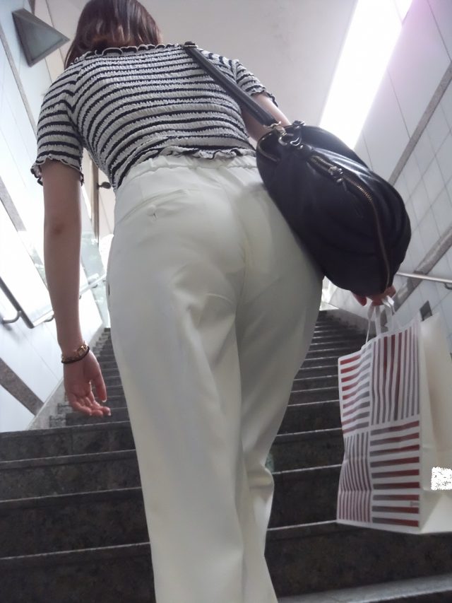 白いパンツやスカートのお尻を街撮りした素人エロ画像-002