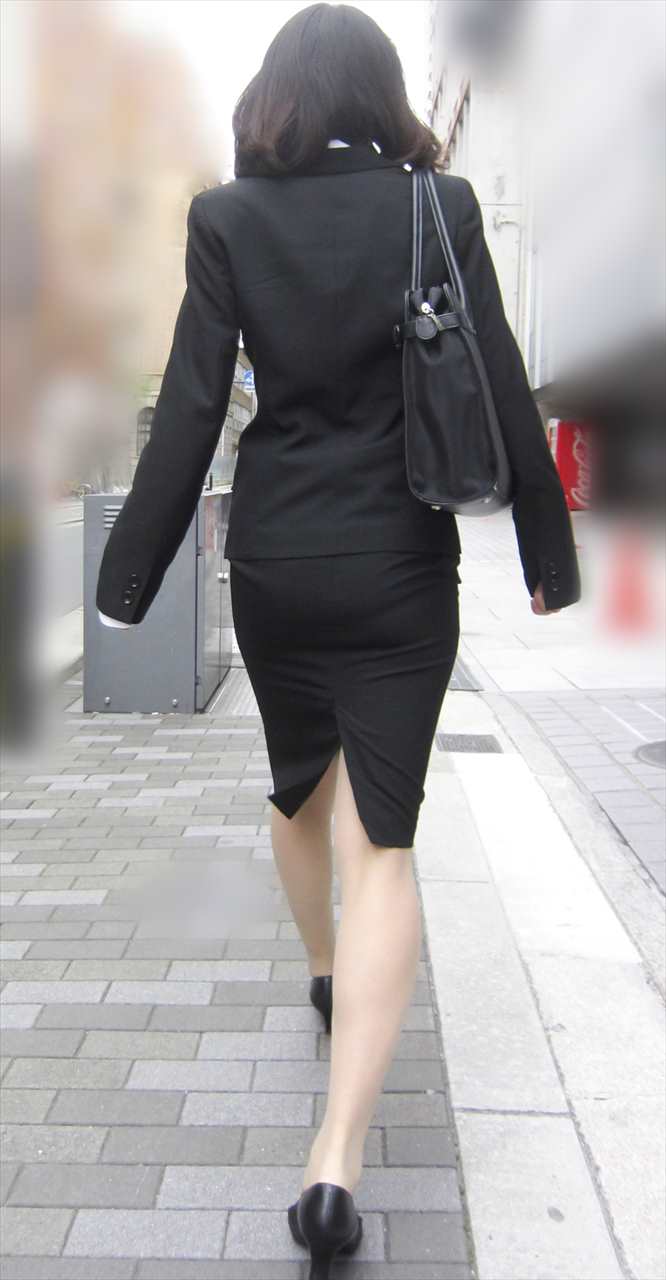 リクルートスーツやパンツスーツの女性を街撮りした素人エロ画像-170