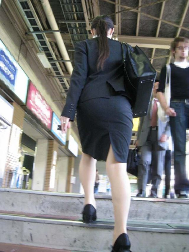 リクルートスーツやパンツスーツの女性を街撮りした素人エロ画像-181