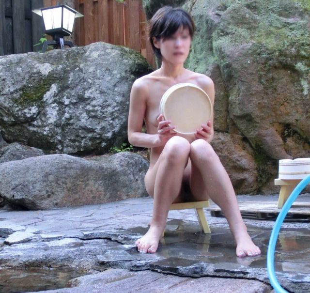 温泉入浴記念に裸を撮影する素人エロ画像-005