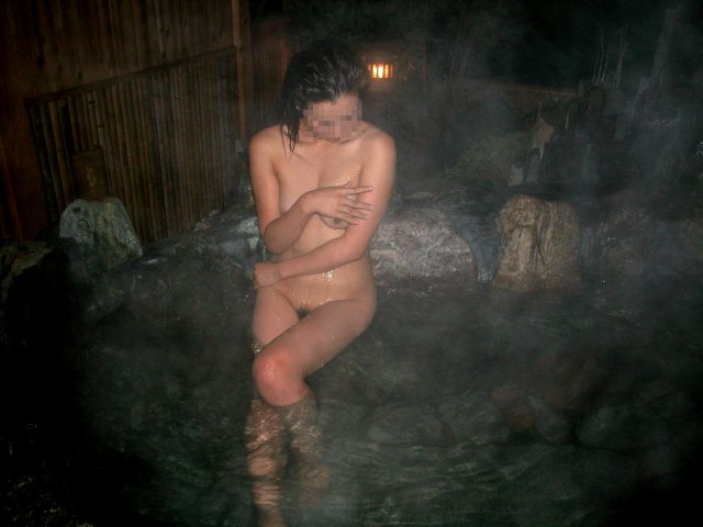 温泉入浴記念に裸を撮影する素人エロ画像-010
