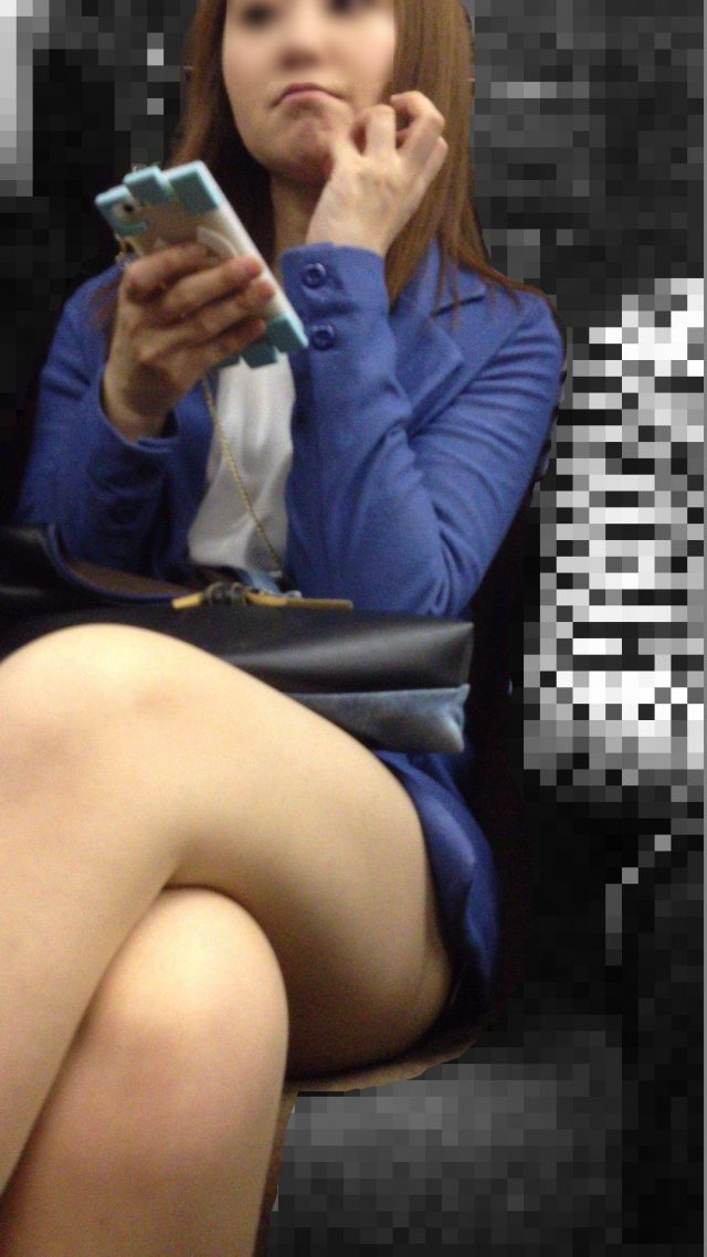電車の中で見かけたエッチな太ももを撮った素人エロ画像-046