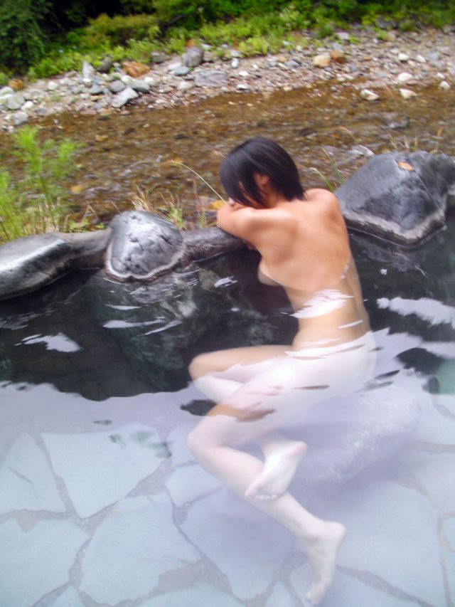 温泉入浴記念に裸を撮影する素人エロ画像-028