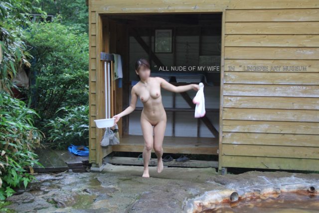 温泉入浴記念に裸を撮影する素人エロ画像-032