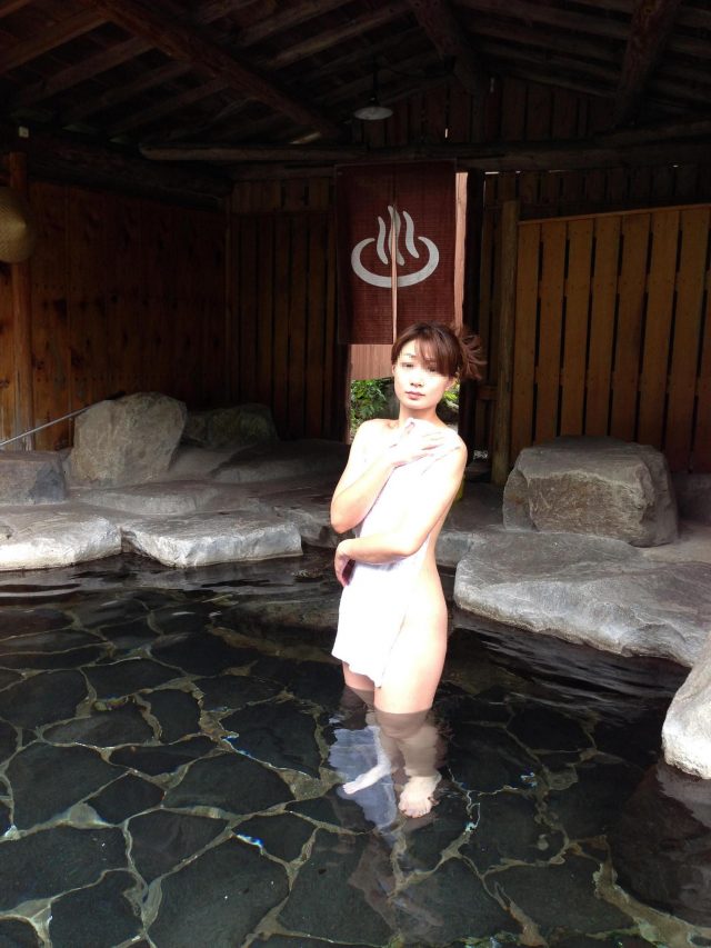 温泉入浴記念に裸を撮影する素人エロ画像-066